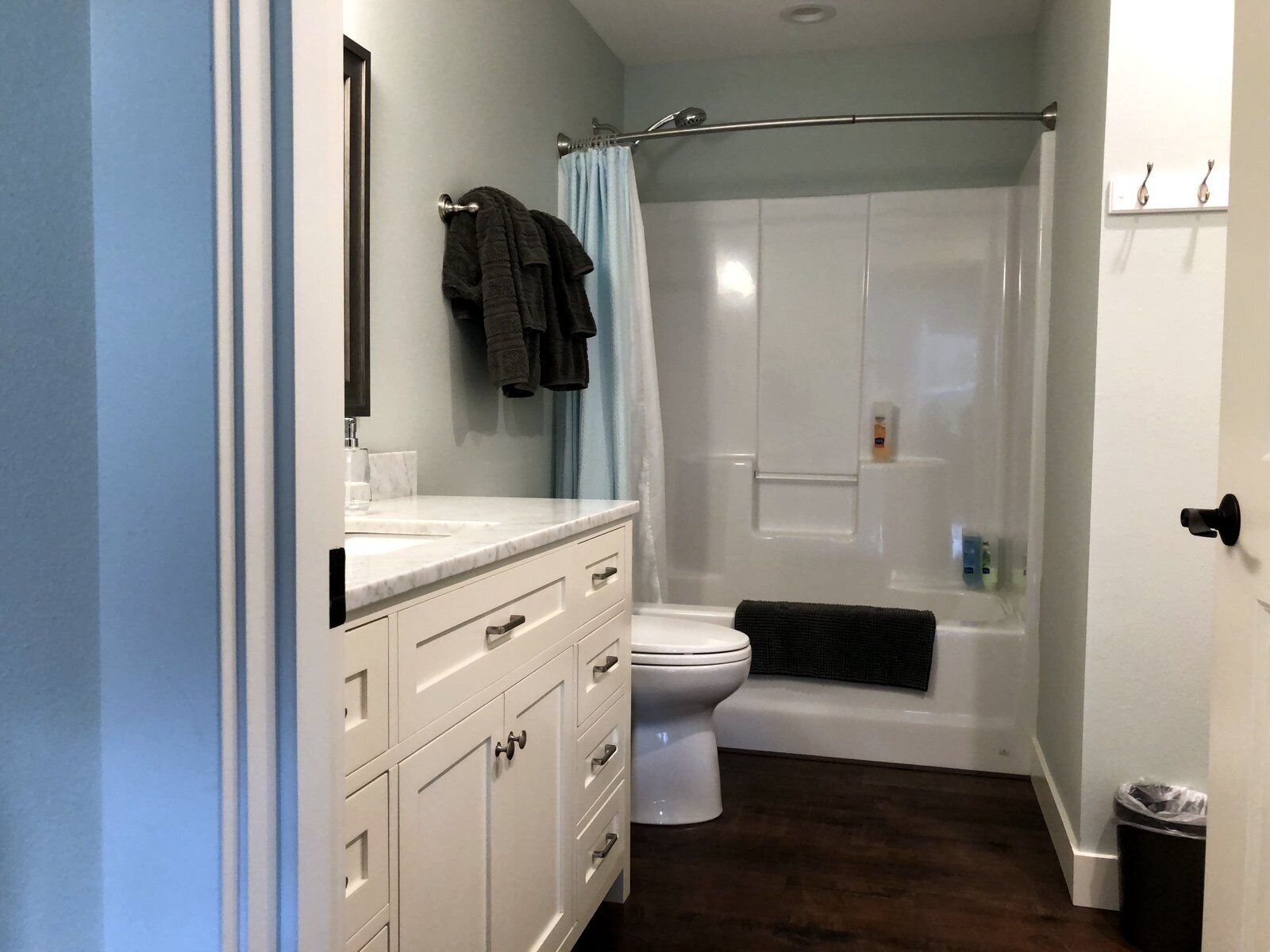 Combined shower/bathtub, hair dryer, towels, soap