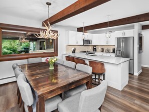 Fridge, microwave, oven, stovetop - Top of the Village - Slope 204 (Snowmass Village)