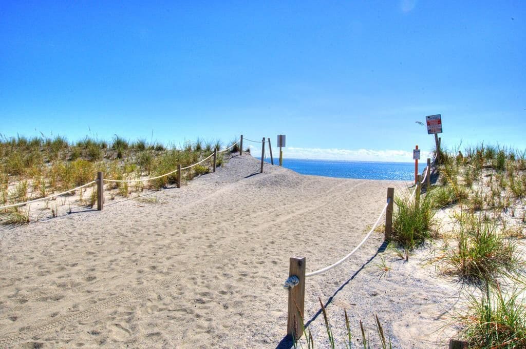 På stranden