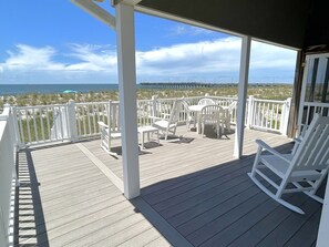 Terrace/patio - Experience oceanfront bliss at Oak Island's Holiday House: a 3-bedroom getaway for 8. (Oak Island)