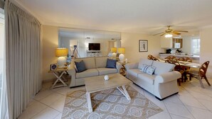 Un salon comprenant un canapé, une table basse et un coin repas avec des chaises et une table.