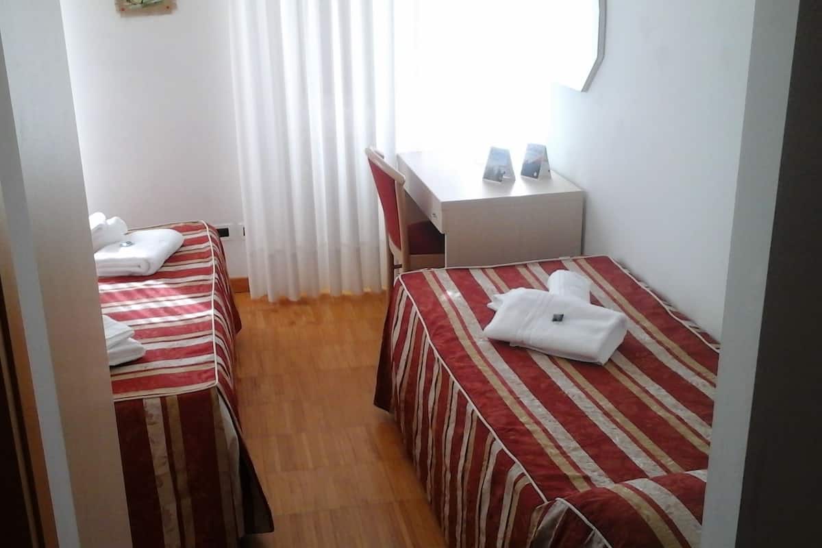Basic Triple Room | Meja, katil bayi/kot (percuma), akses kerusi roda