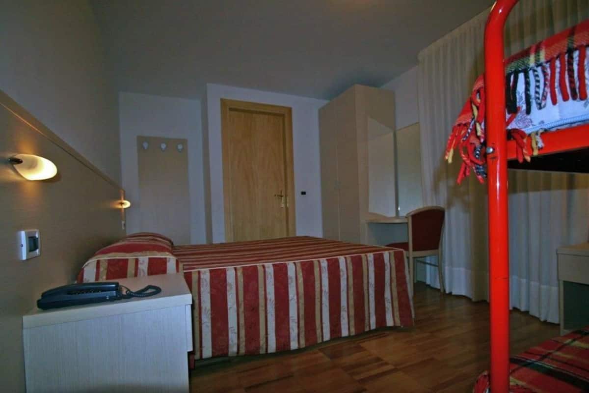 Basic Quadruple Room | Meja, katil bayi/kot (percuma), akses kerusi roda