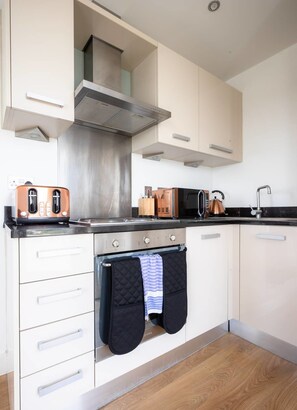 Apartment | Private kitchen | Fridge, microwave, oven, electric kettle - Echo Central Two - Take Ten (Leeds)