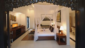 Vila Khas, 1 Tempat Tidur King, teras, pemandangan kolam renang | 1 kamar tidur, brankas, meja kerja, dan tempat tidur lipat/tambahan