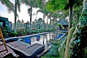 Vila com design assinado, 1 cama King, terraço, vista para a piscina | Vista do quarto