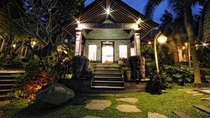 Vila Khas, 1 Tempat Tidur King, teras, pemandangan kolam renang | Eksterior