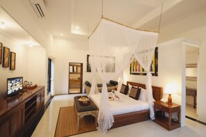 ซิกเนเจอร์วิลล่า, เตียงคิงไซส์ 1 เตียง, ระเบียง, วิวสระว่ายน้ำ | 1 ห้องนอน, ตู้นิรภัยในห้องพัก, ห้องพักตกแต่งอย่างมีเอกลักษณ์