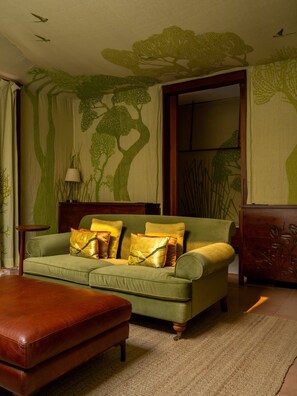 Premium bedding, in-room safe, desk, laptop workspace