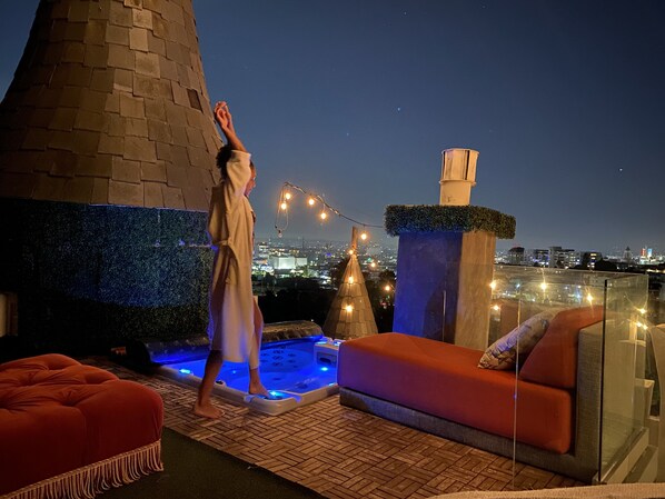 Outdoor spa tub - Modern Vintage compound 11 bedrooms 12 1/2 BA (Los Angeles)