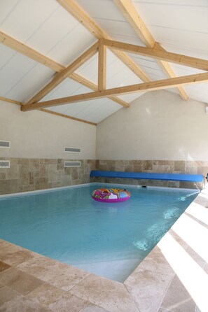 Indoor pool, a heated pool - Gite l'Hermine, 15 pers, heated indoor pool, RDC PMR, enclosed garden (Azay-le-Rideau)