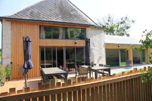 Outdoor dining - Gite l'Hermine, 15 pers, heated indoor pool, RDC PMR, enclosed garden (Azay-le-Rideau)