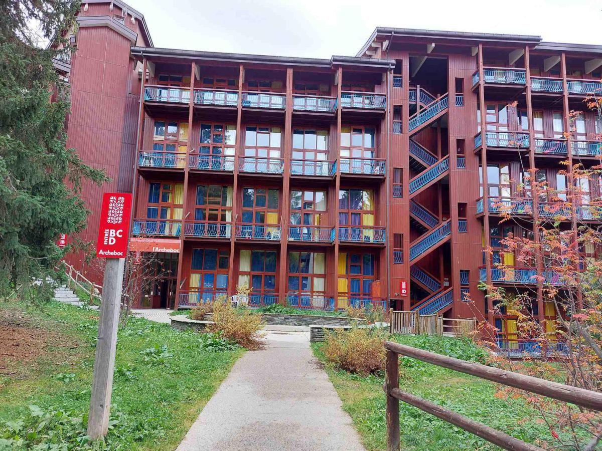 Un immeuble à plusieurs étages doté de balcons et d’un escalier.
