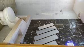 Een douche, handdoeken, zeep, shampoo