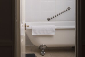 Tina con regadera, amenidades de baño gratuitas, toallas