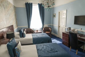 Habitación clásica con 2 camas individuales | Escritorio, camas extra, wifi gratis y ropa de cama 