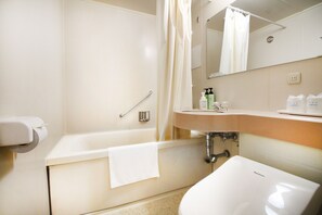 Duschwanne, kostenlose Toilettenartikel, Haartrockner, Hausschuhe