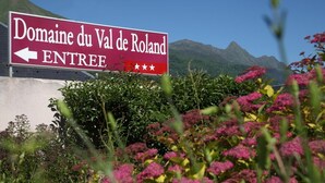 A sign for Domaine du Val de Roland with an entrance arrow. - Wifi, view mountain, swimming pool, sauna, hammam, terrace, balcony, parking, tv, ski locker, 38m² (Luz-Saint-Sauveur)