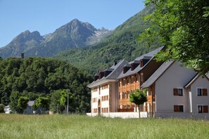 Exterior - Wifi, view mountain, swimming pool, sauna, hammam, terrace, balcony, parking, tv, ski locker, 38m² (Luz-Saint-Sauveur)