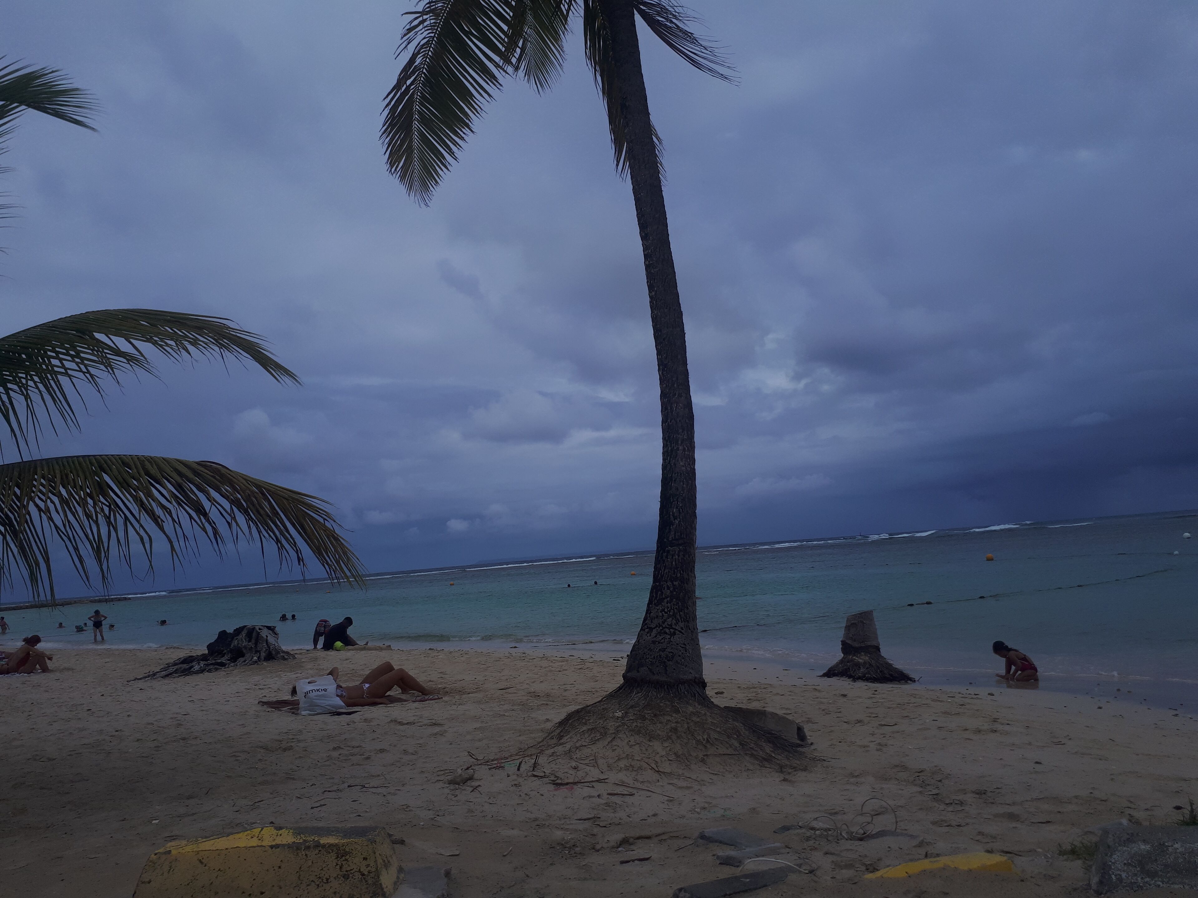 Chaises longues, serviettes de plage