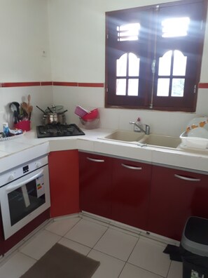 Kühlschrank, Mikrowelle, Herdplatte, Wasserkocher mit Kaffee-/Teezubehör