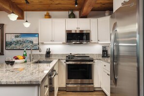 Køleskab, mikrobølgeovn, ovn, kogeplade