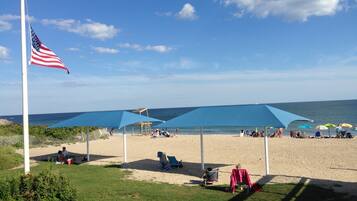 Chaises longues, serviettes de plage