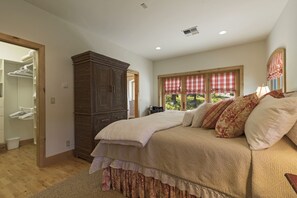 4 bedrooms, iron/ironing board, travel cot, free WiFi