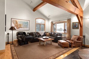 TV, caminetto, lettore DVD, libri