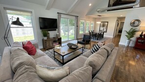 Smart TV, books - Close to town Large Yard Fire Pit Gas Grill Beach 2.5 blocks (Union Pier)