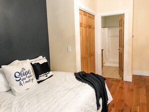 3 habitaciones, tabla de planchar con plancha, wifi y ropa de cama 