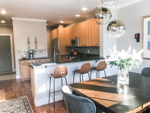 Jääkaappi, mikroaaltouuni, uuni, liesi