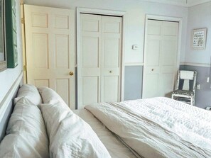 3 bedrooms, free WiFi, bed sheets, wheelchair access