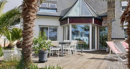 Pretty villa with beautiful garden in Concarneau