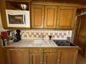 Réfrigérateur, micro-ondes, lave-vaisselle, cafetière/bouilloire