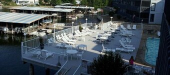 C 208 Cozy lakefront walk-in level condo!