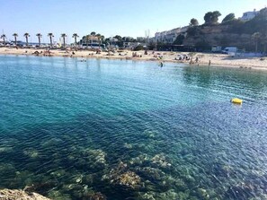On the beach - Seafront terrace with sea view lively Salou district Port Aventura 5 minutes away (Salou)
