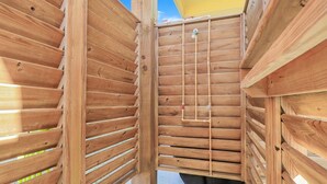Una estructura de madera con listones horizontales y un soporte vertical central.