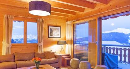 Pinta-ala: noin 250 m² Olohuone sohvalla, takka. Makuuhuoneessa on parivuode