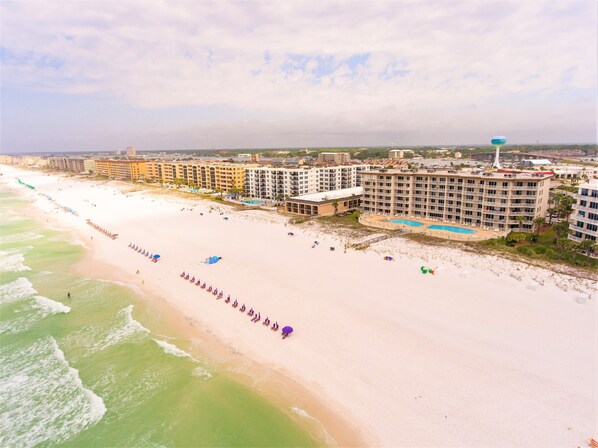 On the beach, sun loungers - Summer Place 107, One step to beach, 2 Pools, 2 sets Beach Chairs included (Fort Walton Beach)