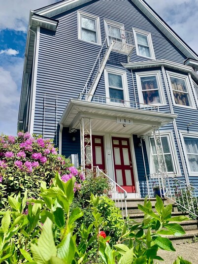 Prime 1st Floor Apt Near Hospitals, Brown & I-95 Wi-Fi, All Utilities Included