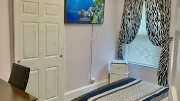 2 bedrooms, in-room safe, desk, iron/ironing board