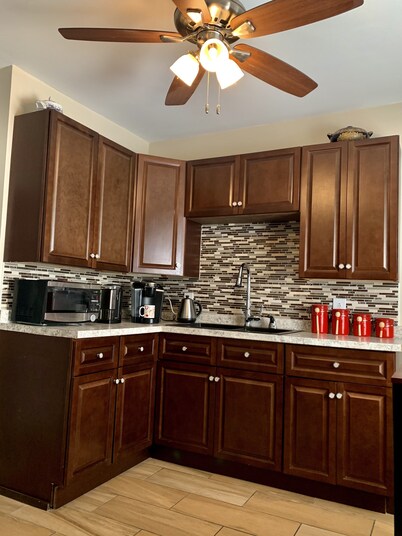 Prime 1st Floor Apt Near Hospitals, Brown & I-95 Wi-Fi, All Utilities Included