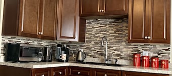 Prime 1st Floor Apt Near Hospitals, Brown & I-95 Wi-Fi, All Utilities Included