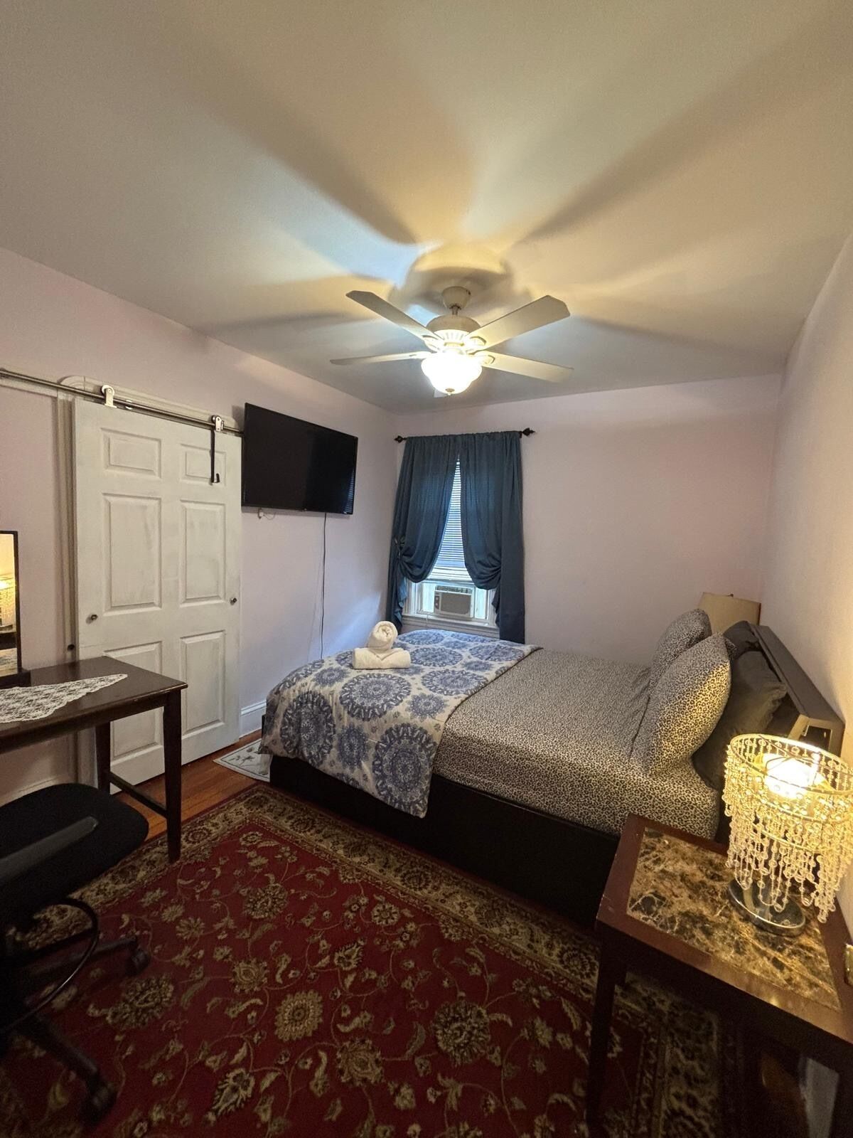2 bedrooms, in-room safe, desk, iron/ironing board