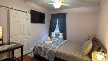 2 bedrooms, in-room safe, desk, iron/ironing board