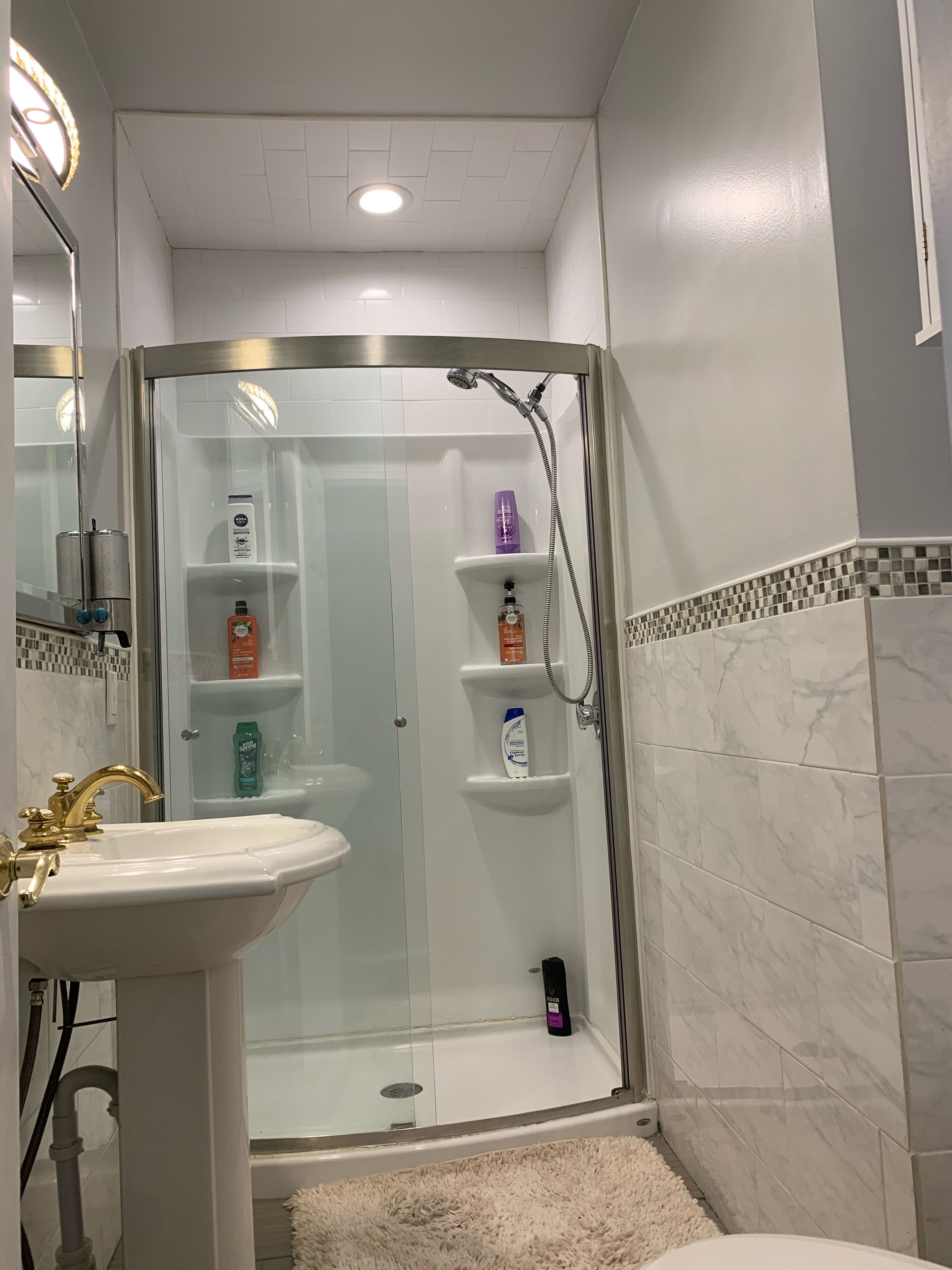 Doccia, asciugacapelli, asciugamani, shampoo