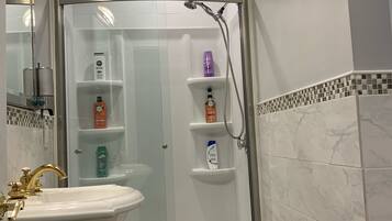 Doccia, asciugacapelli, asciugamani, shampoo