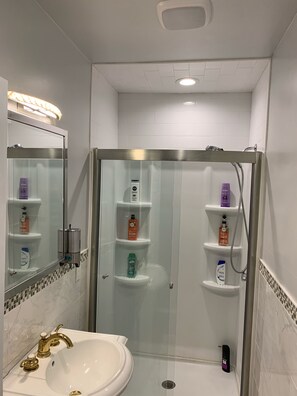 Shower, hair dryer, towels, shampoo - Prime 1st Floor Apt Near Hospitals, Brown & I-95 Wi-Fi, All Utilities Included (Pawtucket)