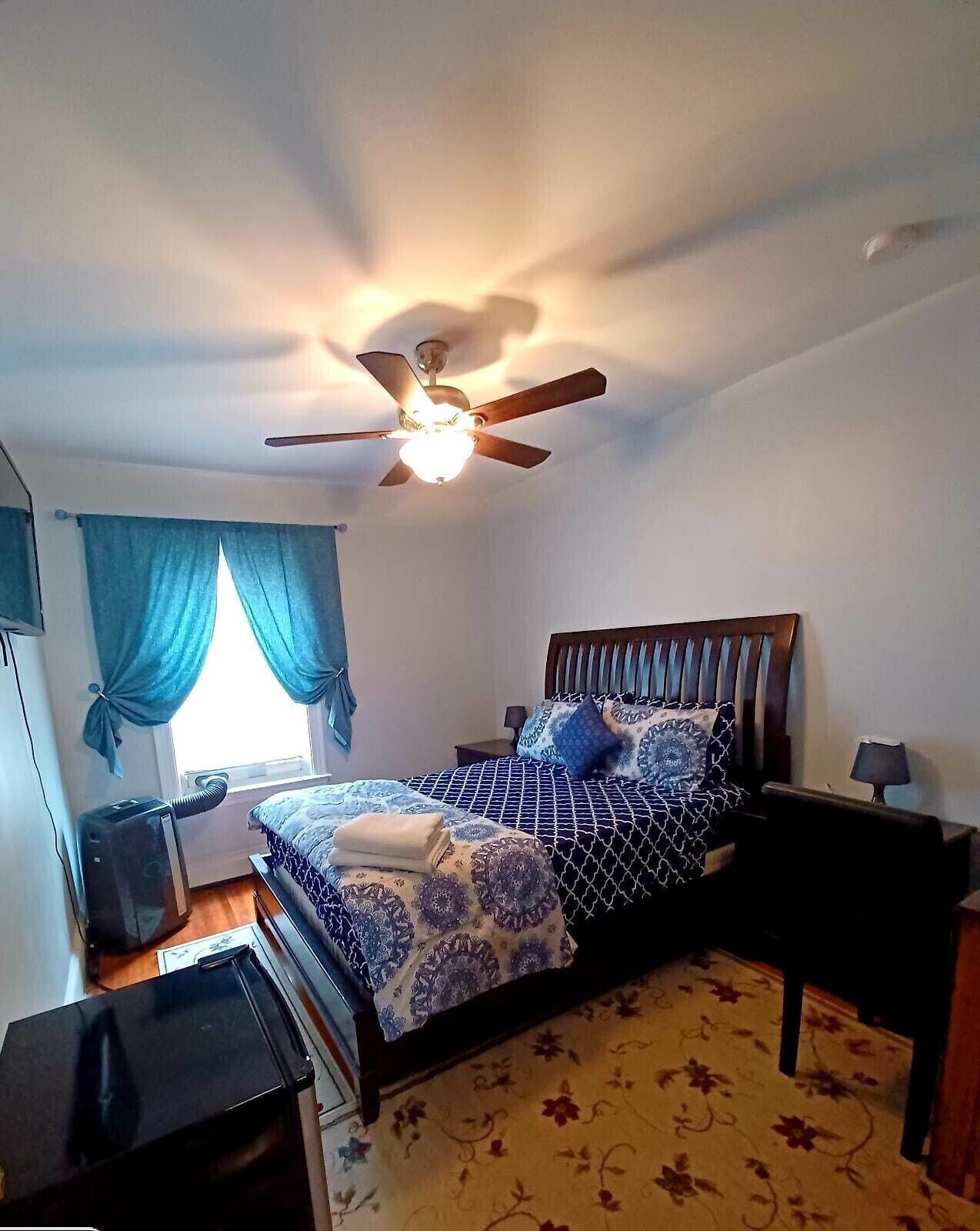 2 sovrum, värdeförvaringsskåp på rummet och skrivbord